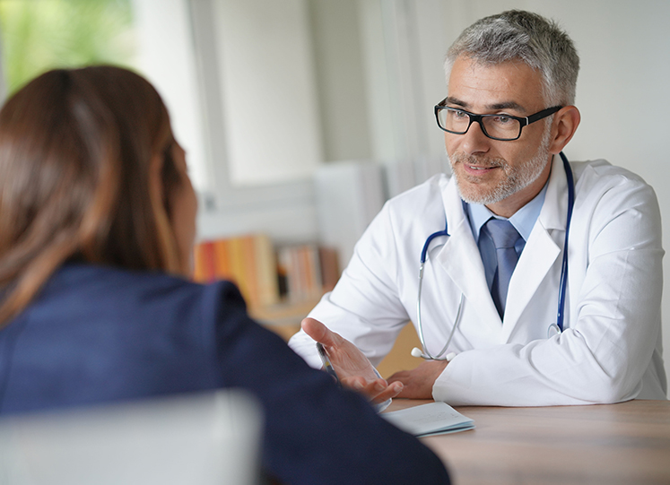 Arzt führt Gespärch mit Patientin