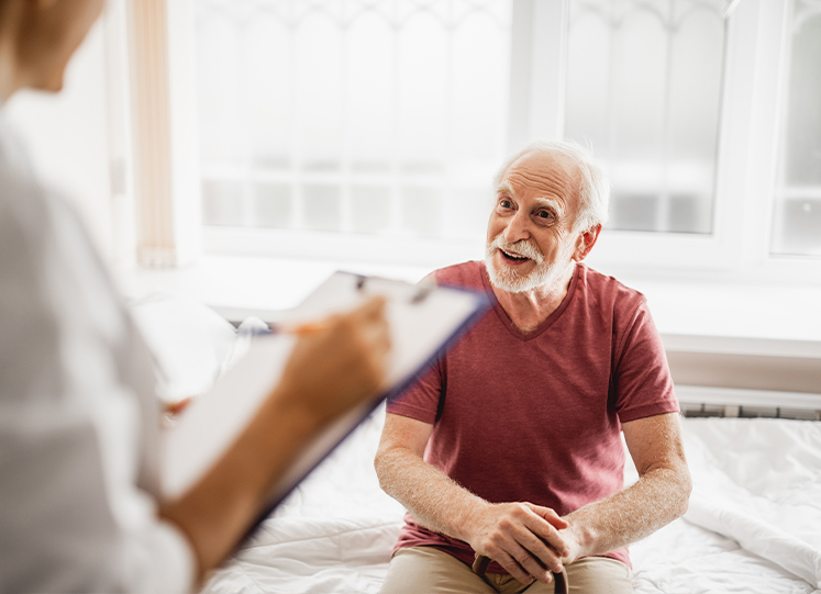 Pflegekraft führt Feedback gespräch mit Senior